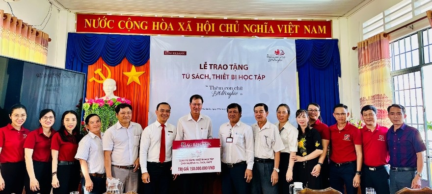 Agribank chi nhánh Phú Quốc trao tặng thiết bị học tập 