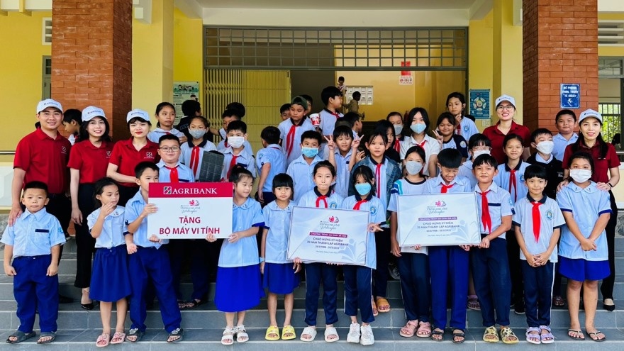 Agribank chi nhánh Phú Quốc trao tặng thiết bị học tập 