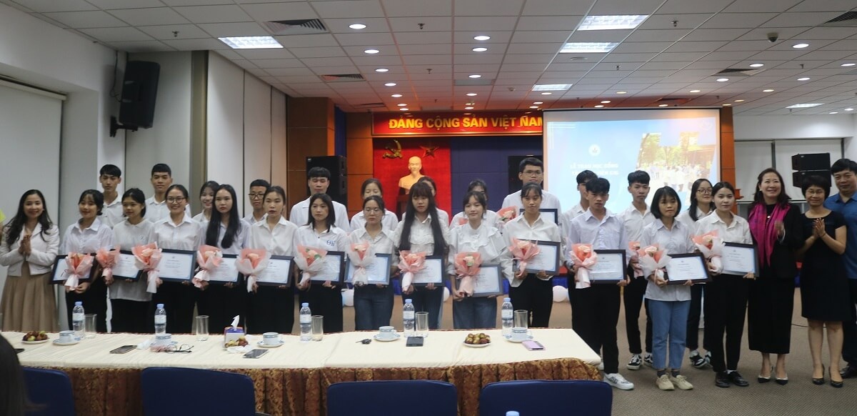 Trao tặng học bổng cho 90 sinh viên có hoàn cảnh khó khăn Trao tặng học bổng cho 90 sinh viên có hoàn cảnh khó khăn