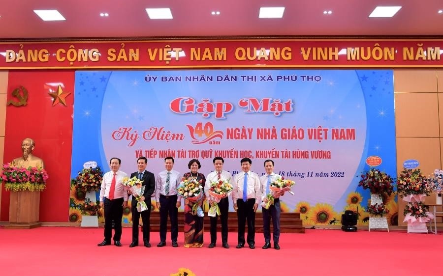 Vietcombank trao tặng 1 tỷ đồng cho Quỹ Khuyến học, Khuyến tài Hùng Vương Vietcombank trao tặng 1 tỷ đồng cho Quỹ Khuyến học, Khuyến tài Hùng Vương