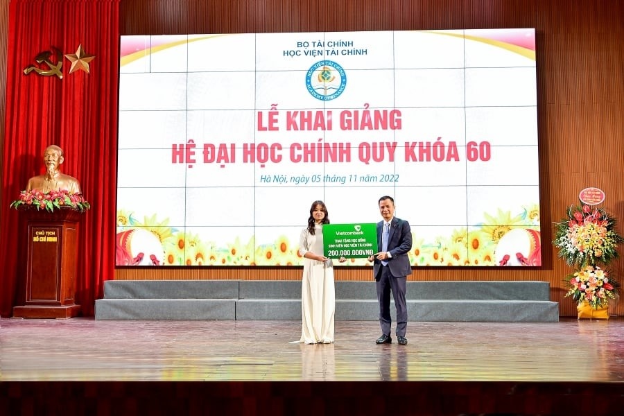 Vietcombank trao tặng học bổng trị giá 200 triệu cho sinh viên Học viện Tài chính Vietcombank trao tặng học bổng trị giá 200 triệu cho sinh viên Học viện Tài chính