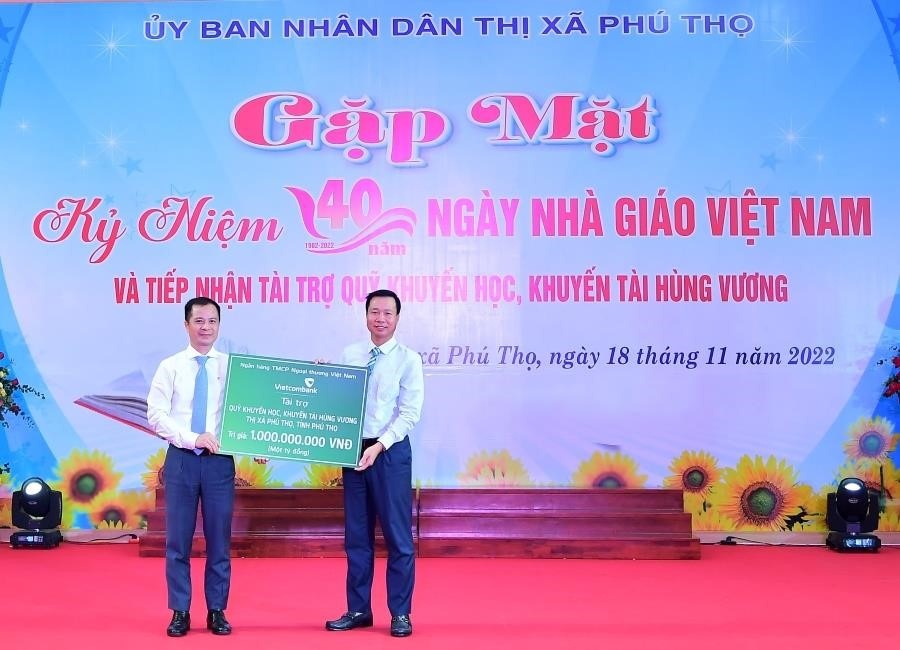 Vietcombank trao tặng 1 tỷ đồng cho Quỹ Khuyến học, Khuyến tài Hùng Vương Vietcombank trao tặng 1 tỷ đồng cho Quỹ Khuyến học, Khuyến tài Hùng Vương