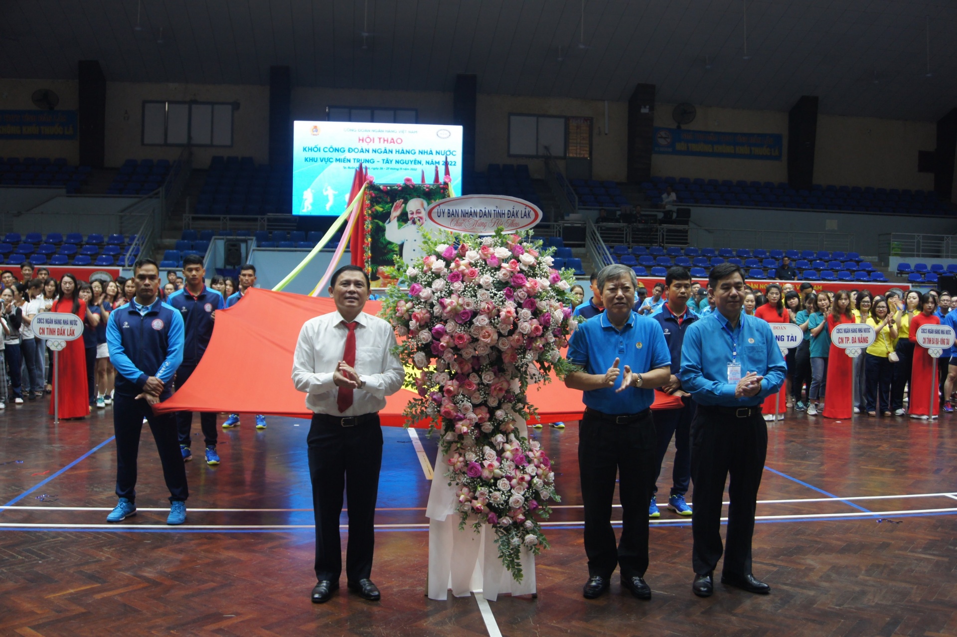 Tưng bừng hội thao khối Công đoàn Ngân hàng Nhà nước khu vực miền Trung - Tây Nguyên Tưng bừng hội thao khối Công đoàn Ngân hàng Nhà nước khu vực miền Trung - Tây Nguyên