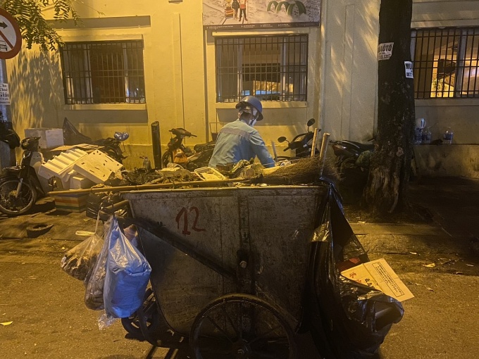 Những người lao động nữ...xuyên đêm Những người lao động nữ...xuyên đêm