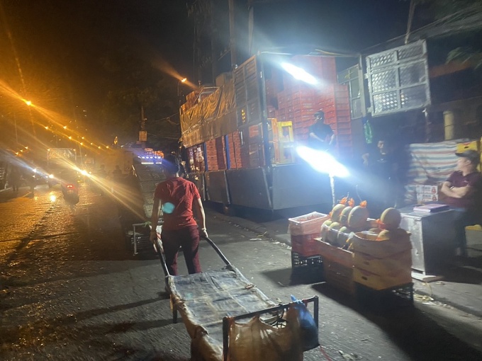 Những người lao động nữ...xuyên đêm Những người lao động nữ...xuyên đêm