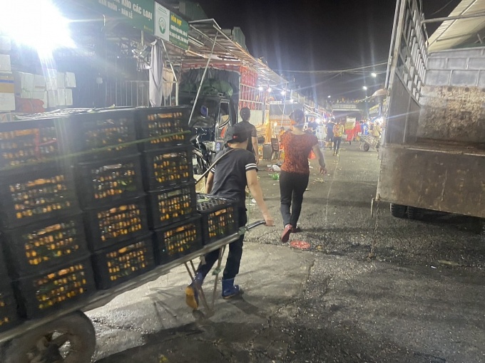 Những người lao động nữ...xuyên đêm Những người lao động nữ...xuyên đêm