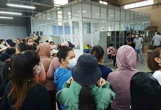 công nhân thôi việc