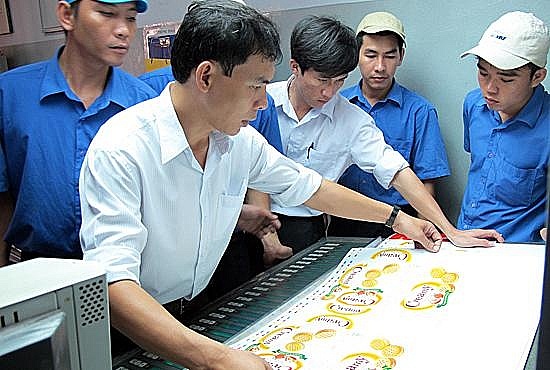 Bài 2: Các giải pháp xây dựng giai cấp công nhân Việt Nam hiện đại, lớn mạnh Bài 2: Các giải pháp xây dựng giai cấp công nhân Việt Nam hiện đại, lớn mạnh