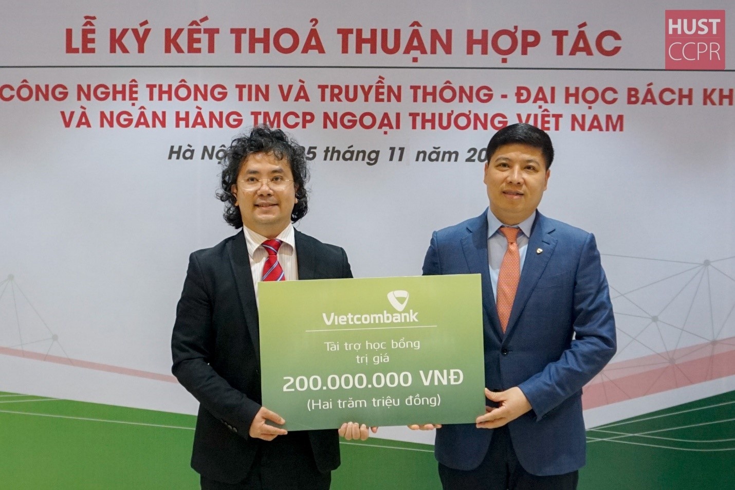 Vietcombank ký kết thỏa thuận hợp tác trao tặng học bổng cho sinh viên Vietcombank ký kết thỏa thuận hợp tác trao tặng học bổng cho sinh viên
