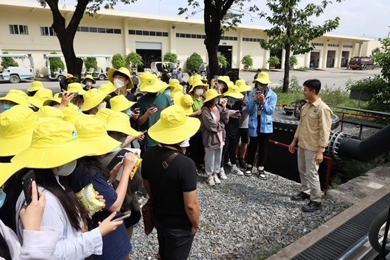 Kỹ sư nhà máy điện công ty VWS đang trả lời những câu hỏi của đoàn sinh viên Fulbright