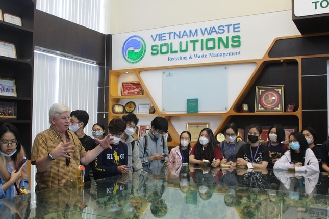 Ong Kevin Moore, Giám đốc điều hành đã giới thiệu với sinh viên về quy trình, công nghệ xử lý chất thải