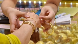 Giá vàng hưởng lợi khi đồng USD yếu đi