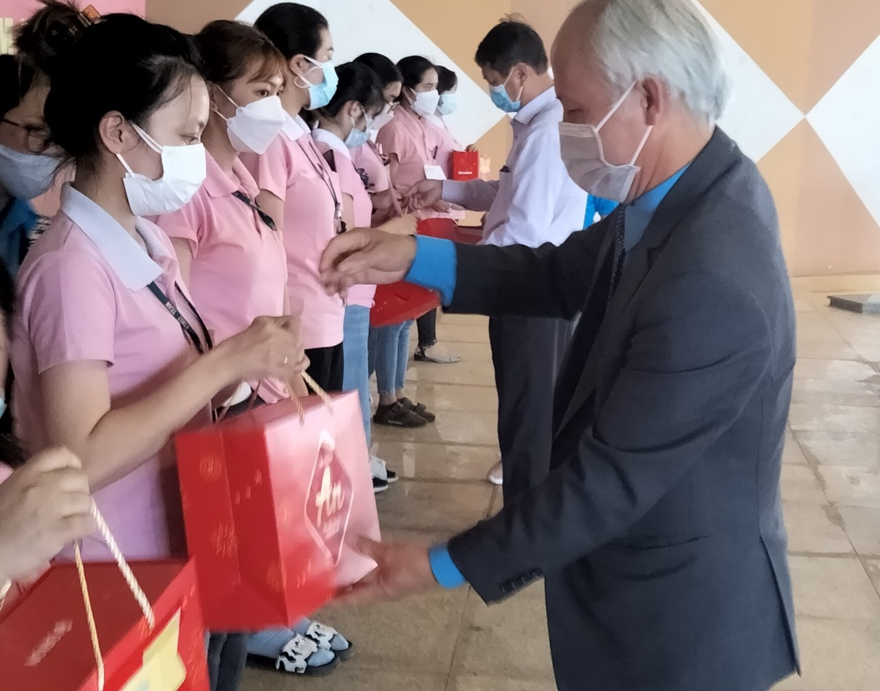 Lâm Đồng: huy động nguồn lực tổ chức “Tết sum vầy” cho đoàn viên, NLĐ Lâm Đồng: huy động nguồn lực tổ chức “Tết sum vầy” cho đoàn viên, NLĐ