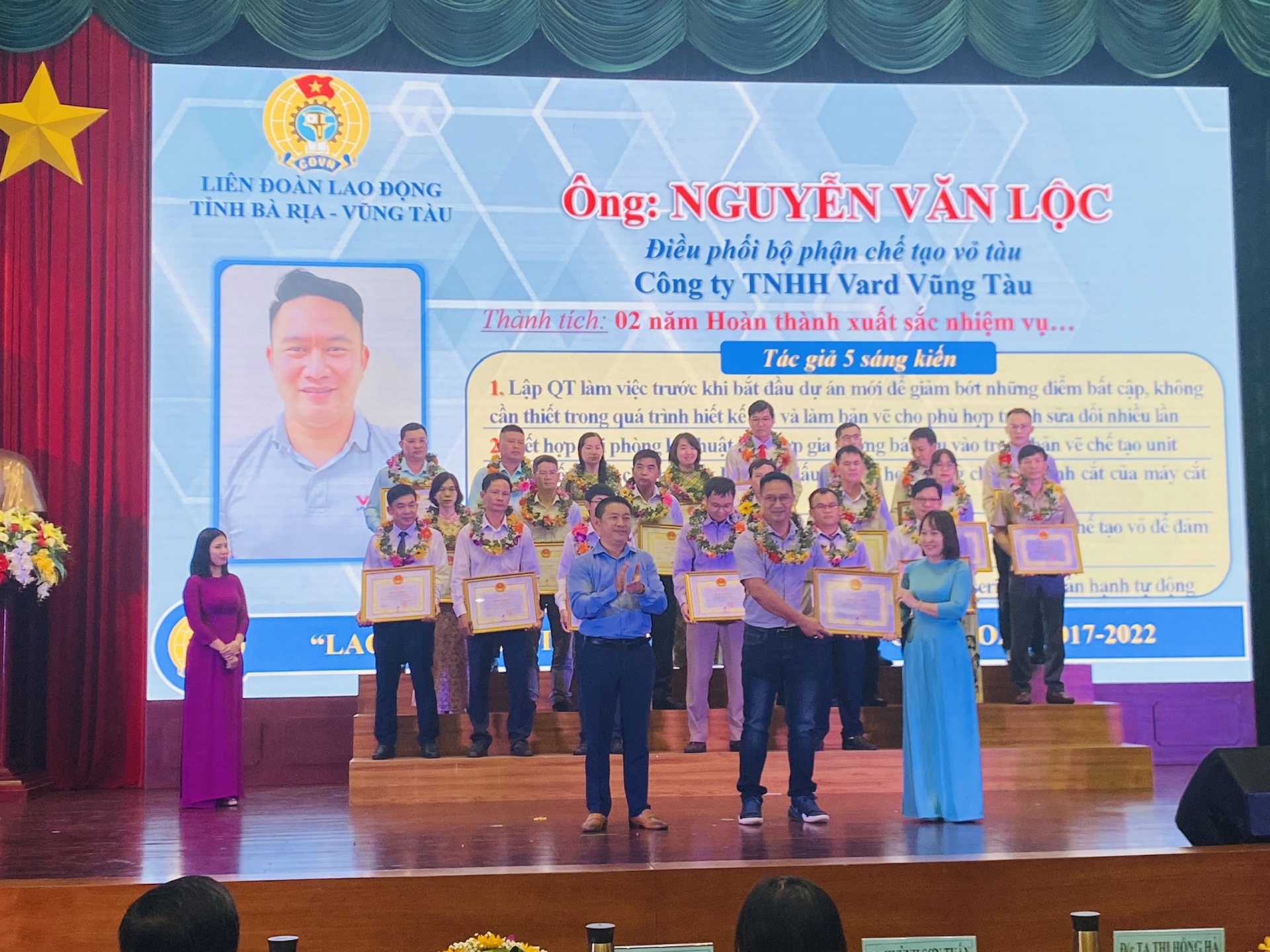 Tìm và giải quyết vấn đề phát sinh trong công việc là niềm vui của kỹ sư Nguyễn Văn Lộc. Tìm và giải quyết vấn đề phát sinh trong công việc là niềm vui của kỹ sư Nguyễn Văn Lộc.