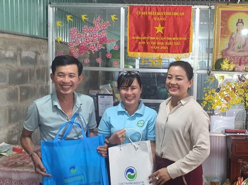 Bà Trương Thị Ngọc Hằng, Giám đốc đối ngoại Công ty VWS tặng quà cho các hộ dân