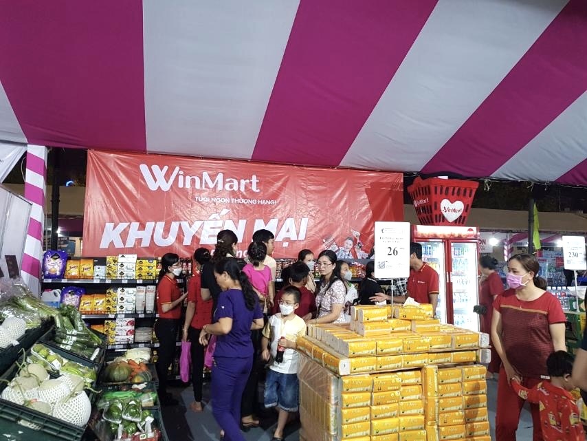 WinCommerce hiện là nền tảng bán lẻ hiện đại lớn nhất Việt Nam với hơn 3400 siêu thị và cửa hàng tiện ích, có mặt tại 62 tỉnh thành WinCommerce hiện là nền tảng bán lẻ hiện đại lớn nhất Việt Nam với hơn 3400 siêu thị và cửa hàng tiện ích, có mặt tại 62 tỉnh thành