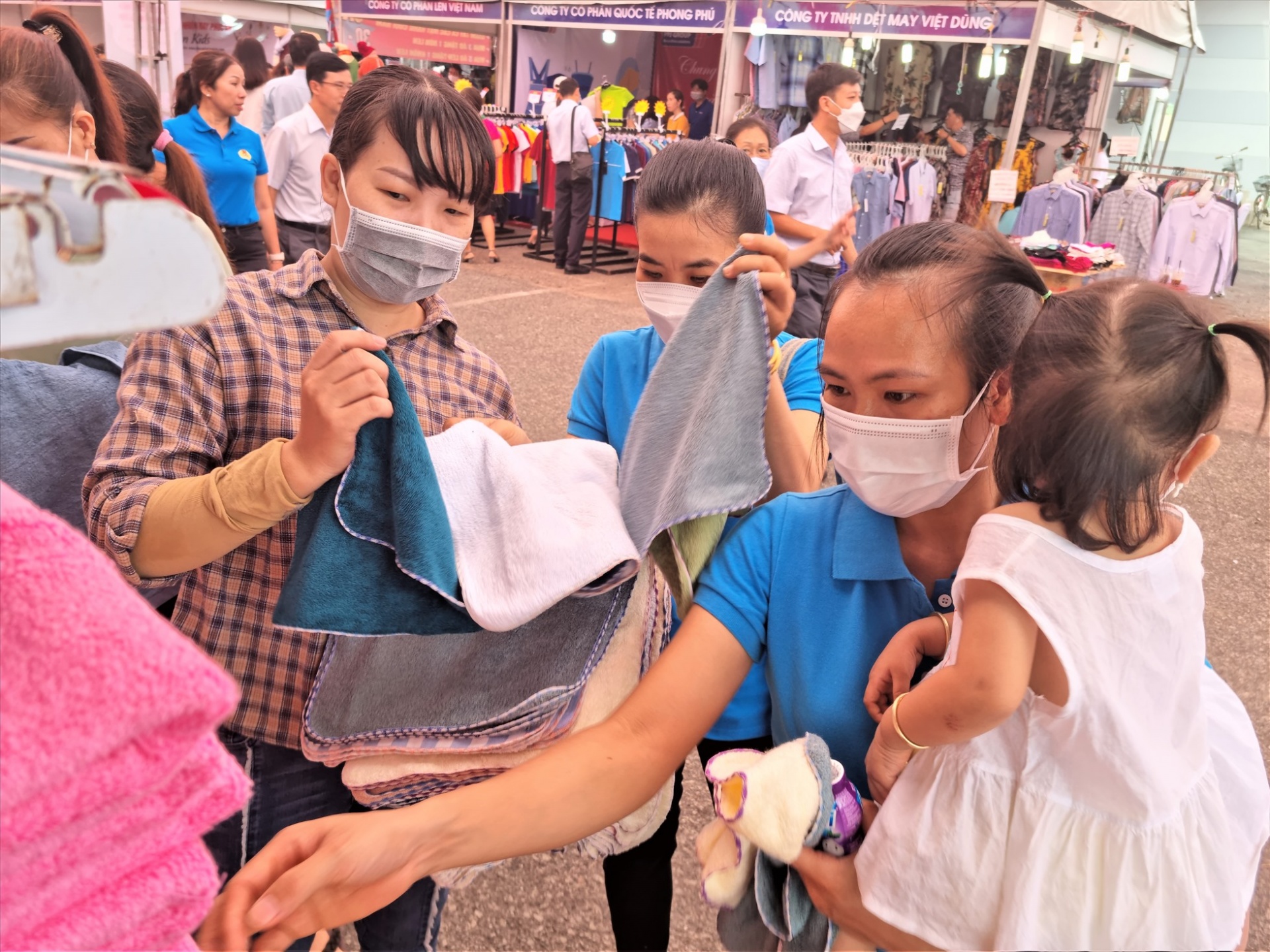 Công nhân “giật gấu vá vai” vì không có tích luỹ