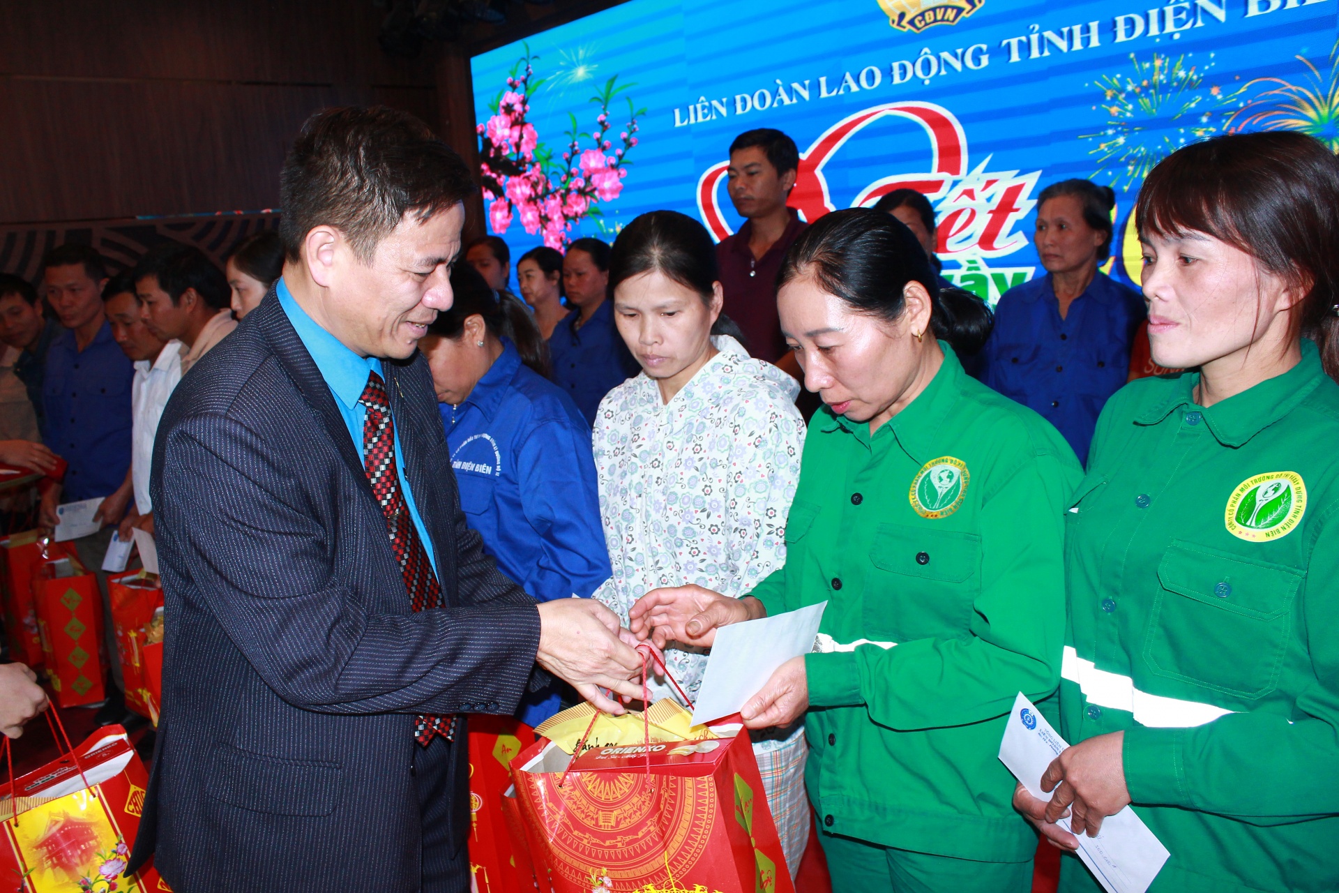 LĐLĐ Điện Biên: 10 hoạt động chăm lo đoàn viên Tết Quý Mão 2023 LĐLĐ Điện Biên: 10 hoạt động chăm lo đoàn viên Tết Quý Mão 2023