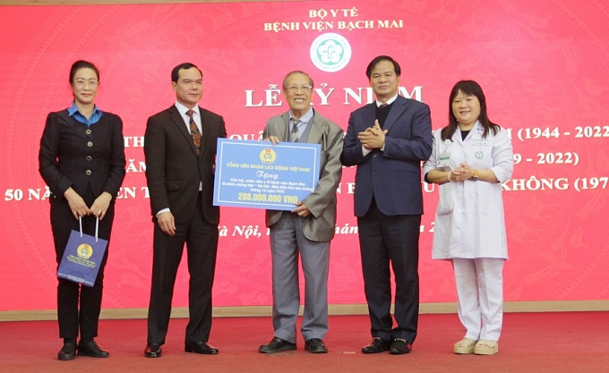 Dâng hương tưởng niệm các anh hùng liệt sĩ tại Bệnh viện Bạch Mai Dâng hương tưởng niệm các anh hùng liệt sĩ tại Bệnh viện Bạch Mai