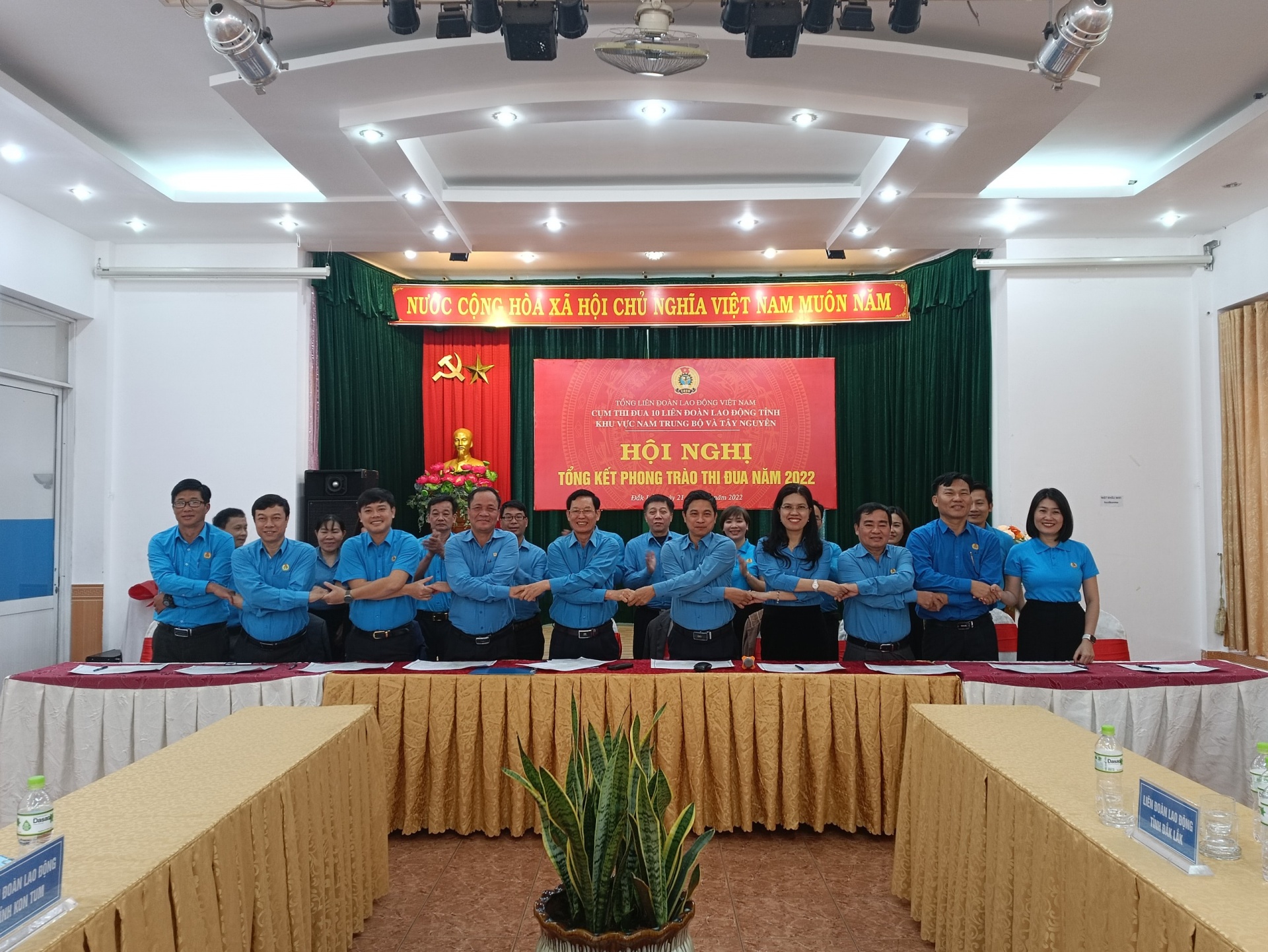 Tặng 1 Cờ dẫn đầu và 4 Cờ xuất sắc cho các Liên đoàn Lao động tỉnh Nam Trung bộ và Tây Nguyên Tặng 1 Cờ dẫn đầu và 4 Cờ xuất sắc cho các Liên đoàn Lao động tỉnh Nam Trung bộ và Tây Nguyên