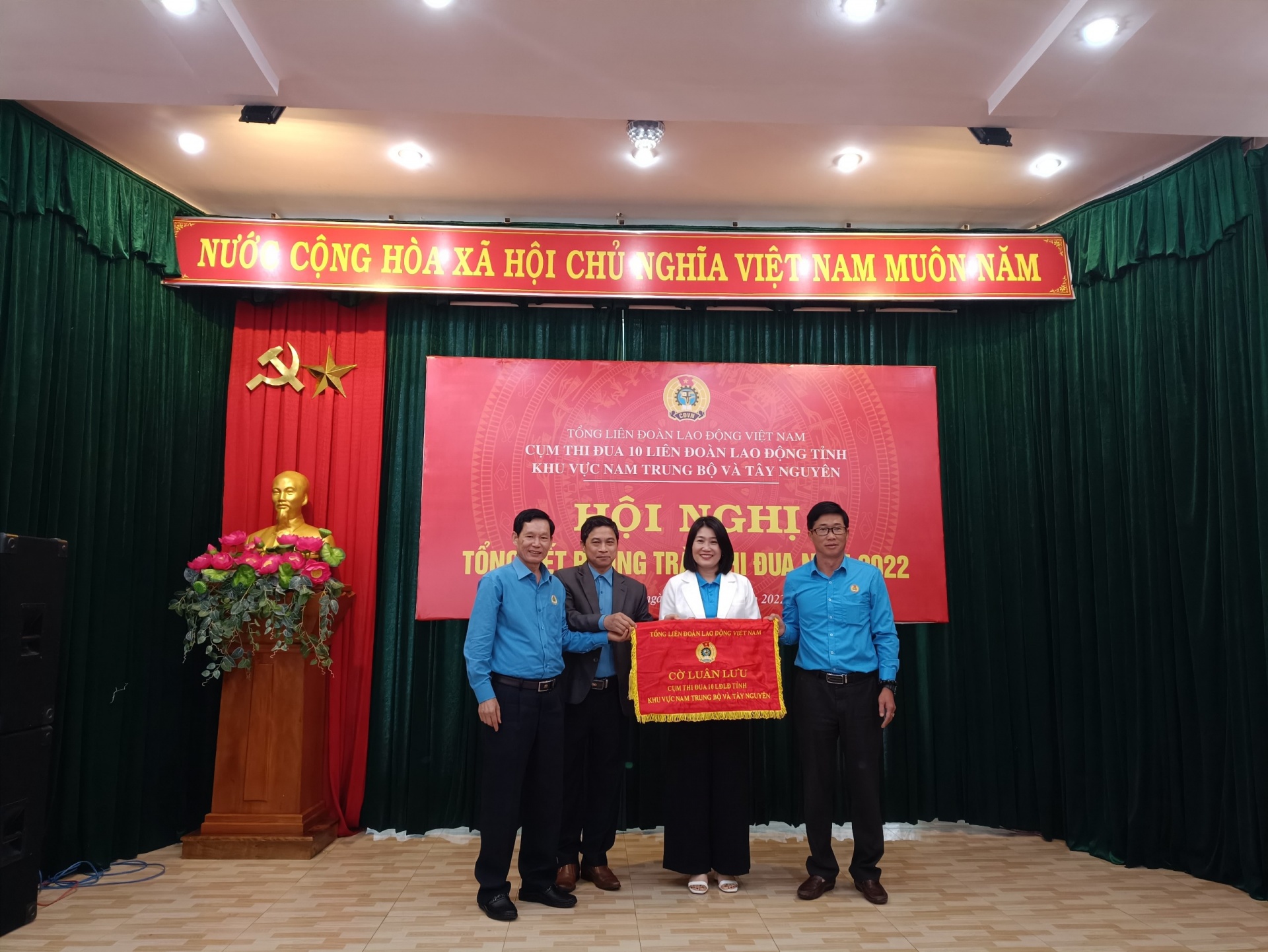 Tặng 1 Cờ dẫn đầu và 4 Cờ xuất sắc cho các Liên đoàn Lao động tỉnh Nam Trung bộ và Tây Nguyên Tặng 1 Cờ dẫn đầu và 4 Cờ xuất sắc cho các Liên đoàn Lao động tỉnh Nam Trung bộ và Tây Nguyên