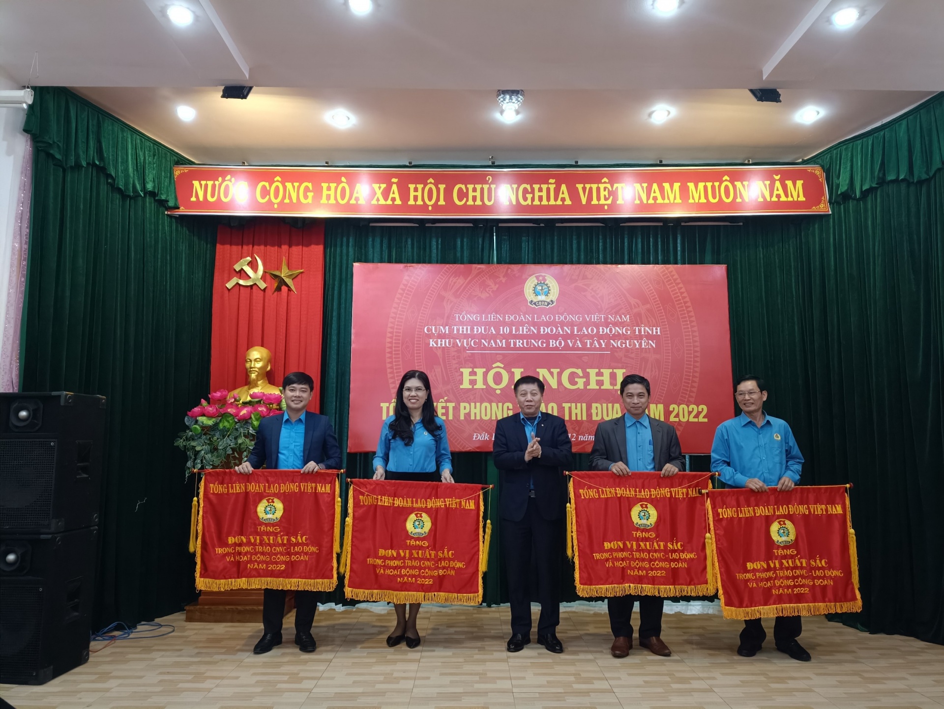 Tặng 1 Cờ dẫn đầu và 4 Cờ xuất sắc cho các Liên đoàn Lao động tỉnh Nam Trung bộ và Tây Nguyên Tặng 1 Cờ dẫn đầu và 4 Cờ xuất sắc cho các Liên đoàn Lao động tỉnh Nam Trung bộ và Tây Nguyên