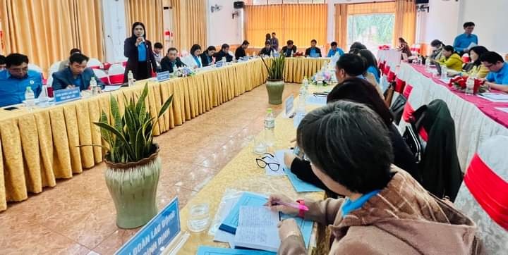 Tặng 1 Cờ dẫn đầu và 4 Cờ xuất sắc cho các Liên đoàn Lao động tỉnh Nam Trung bộ và Tây Nguyên Tặng 1 Cờ dẫn đầu và 4 Cờ xuất sắc cho các Liên đoàn Lao động tỉnh Nam Trung bộ và Tây Nguyên