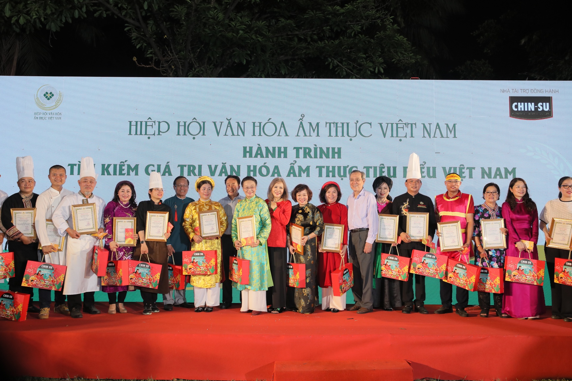 Đại diện VCCA trao giấy chứng nhận, hoa và quà cảm ơn các nghệ nhân tham gia quảng diễn Đại diện VCCA trao giấy chứng nhận, hoa và quà cảm ơn các nghệ nhân tham gia quảng diễn