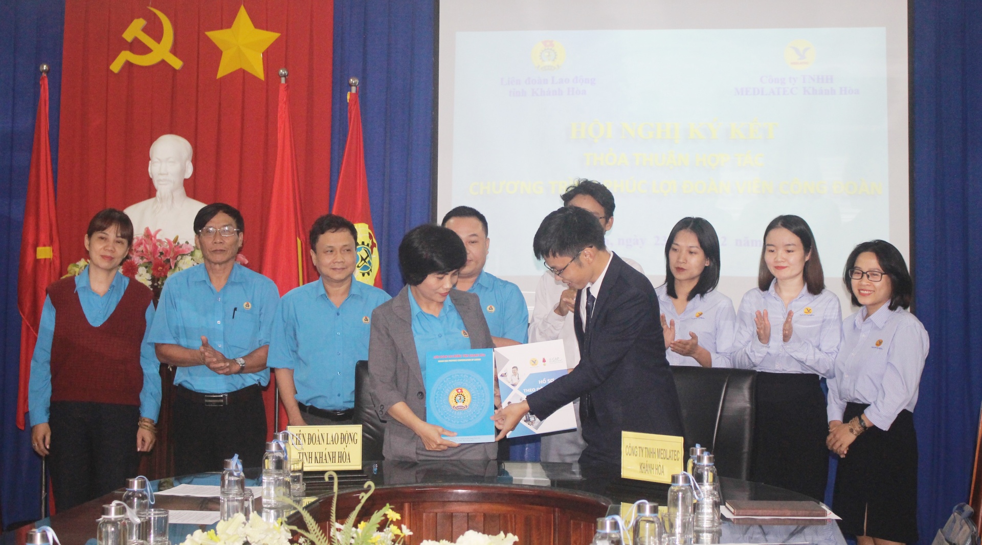 Hai bên ký kết thỏa thuận hợp tác. Ảnh: LINH LAN