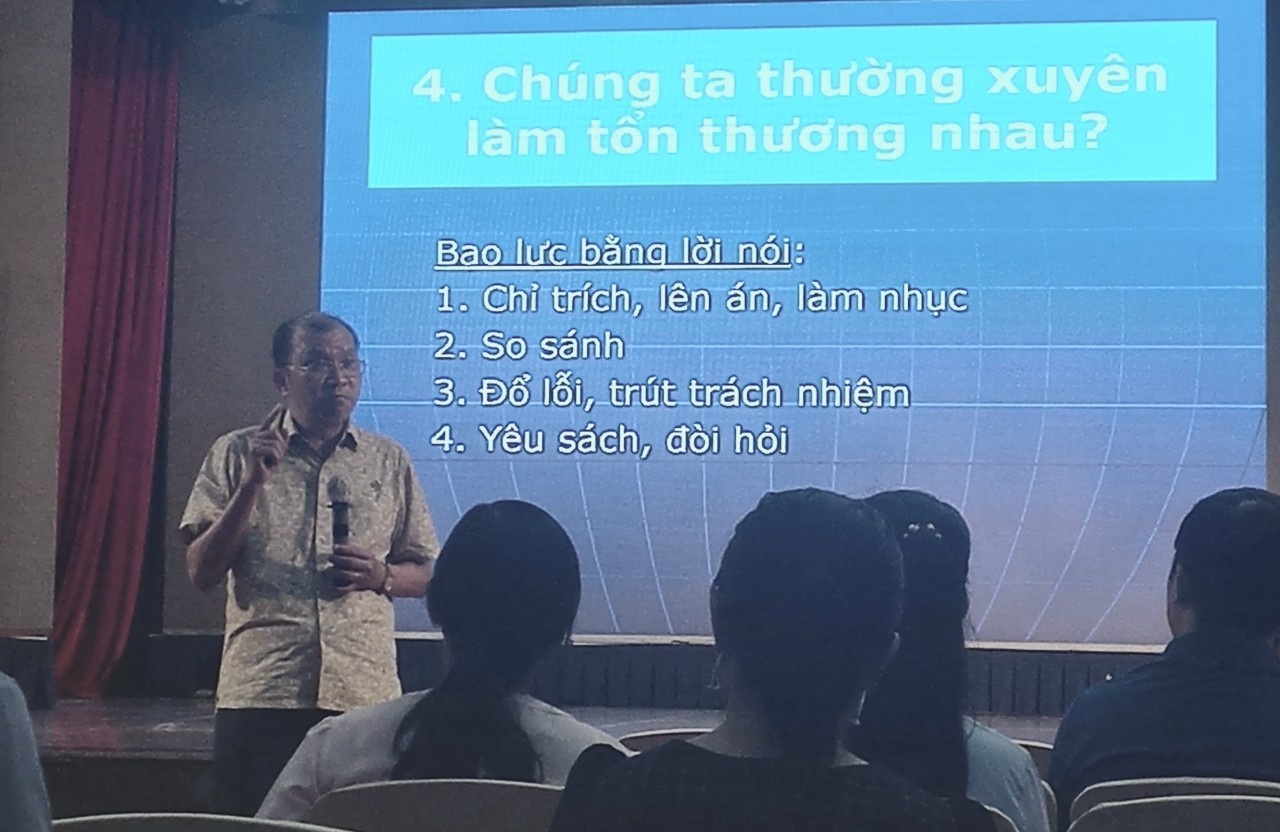 Nhà văn, nhà báo Dương Thành Truyền tại buổi Tập huấn. Ảnh: Phạm Thuỷ Nhà văn, nhà báo Dương Thành Truyền tại buổi Tập huấn. Ảnh: Phạm Thuỷ