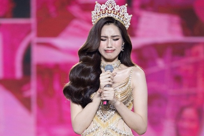 Hoa hậu khóc, hoa hậu ngủ gật và gánh nặng vương miện Hoa hậu khóc, hoa hậu ngủ gật và gánh nặng vương miện