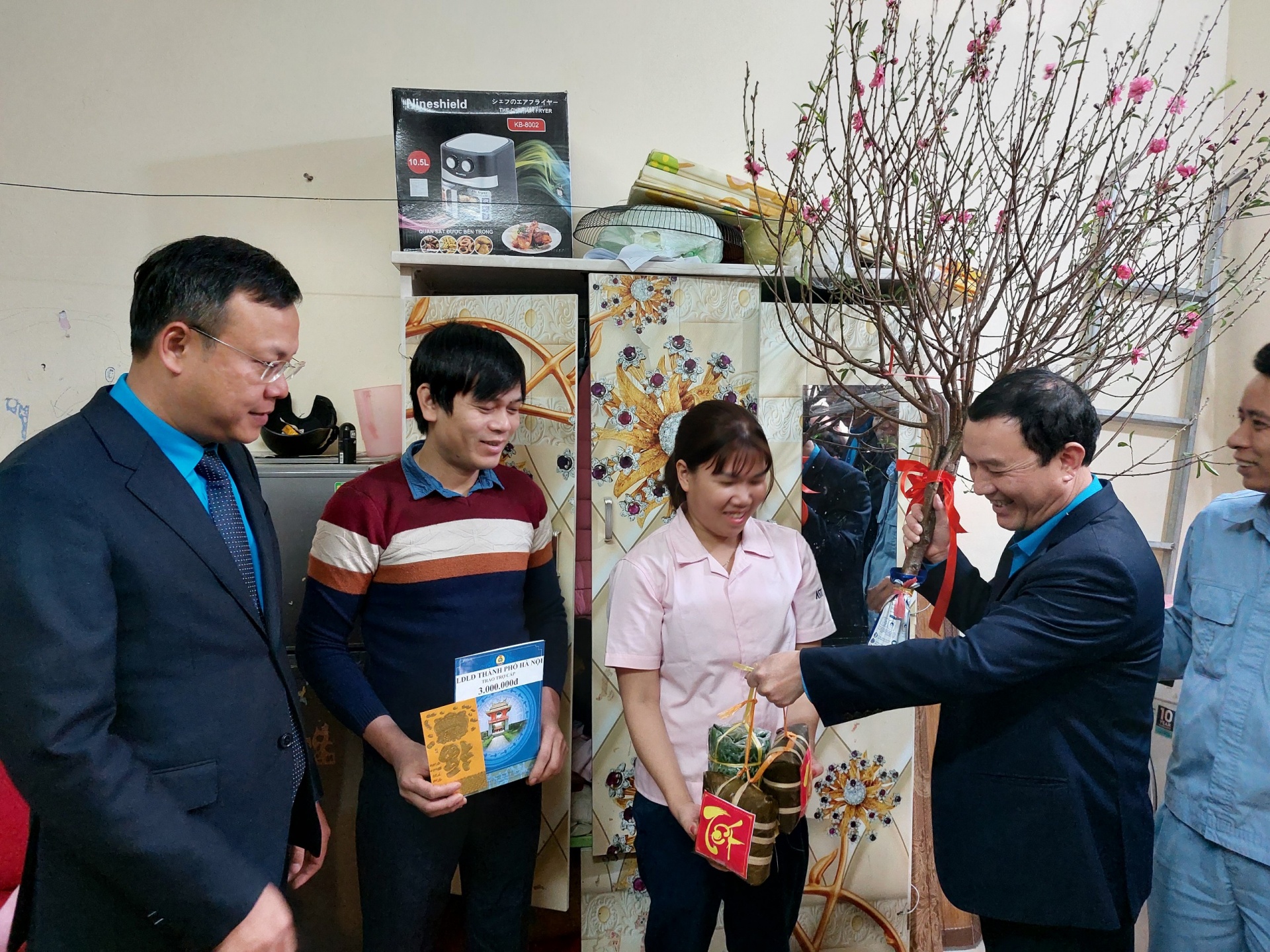 Mang Tết đến với gia đình công nhân khó khăn