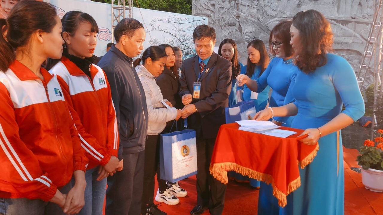 LĐLĐ Điện Biên: Khai mạc “Chợ Tết Công đoàn năm 2023” LĐLĐ Điện Biên: Khai mạc “Chợ Tết Công đoàn năm 2023”