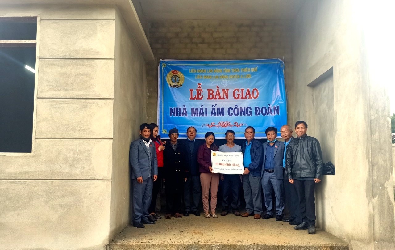 Bàn giao 3 “Mái ấm Công đoàn” cho đoàn viên khó khăn trước thềm năm mới Bàn giao 3 “Mái ấm Công đoàn” cho đoàn viên khó khăn trước thềm năm mới