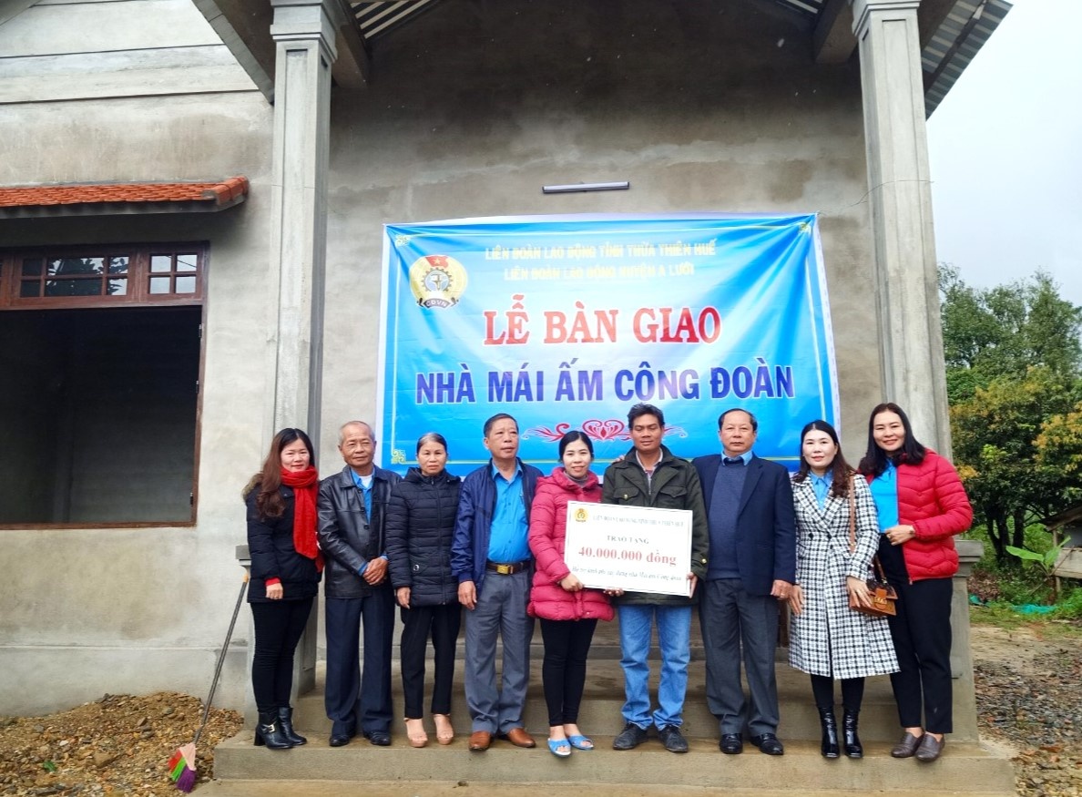 Bàn giao 3 “Mái ấm Công đoàn” cho đoàn viên khó khăn trước thềm năm mới Bàn giao 3 “Mái ấm Công đoàn” cho đoàn viên khó khăn trước thềm năm mới