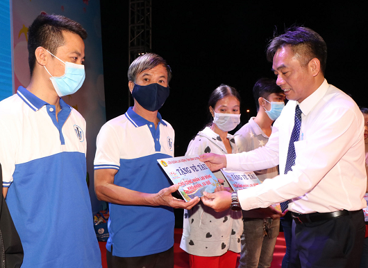 Ông Nguyễn Lộc Hà, Ủy viên Thường vụ Tỉnh ủy, Phó Chủ tịch UBND tỉnh Bình Dương trao tặng vé Chợ tết công đoàn “Tết sum vầy – Xuân gắn kết” chính thức diễn ra tại Bình Dương