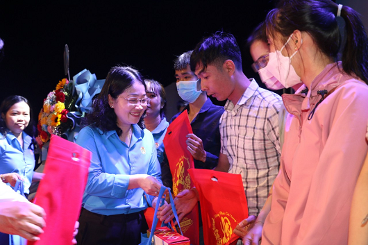 Bà Nguyễn Kim Loan, Chủ tịch LĐLĐ tỉnh Bình Dương trao tặng quà tết cho công nhân lao động. Bà Nguyễn Kim Loan, Chủ tịch LĐLĐ tỉnh Bình Dương trao tặng quà tết cho công nhân lao động.