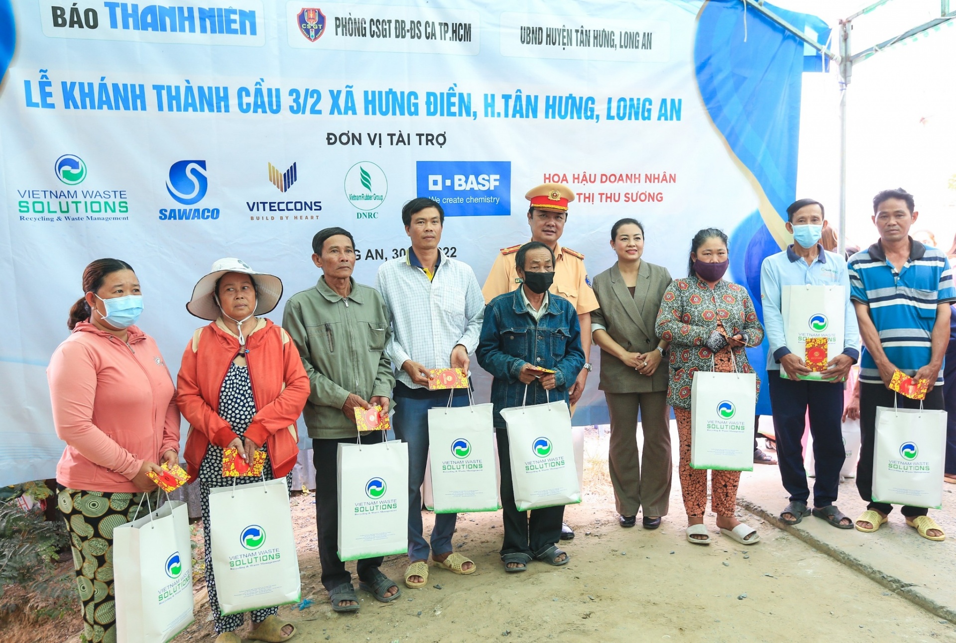 Bà Trương Thị Ngọc Hằng, Giám đốc đối ngoại Công ty TNHH Xử lý chất thải Việt Nam và thượng tá Nguyễn Đình Dương cùng trao 50 phần quà và bao lì xì đến 50 hộ cận nghèo Bà Trương Thị Ngọc Hằng, Giám đốc đối ngoại Công ty TNHH Xử lý chất thải Việt Nam và thượng tá Nguyễn Đình Dương cùng trao 50 phần quà và bao lì xì đến 50 hộ cận nghèo