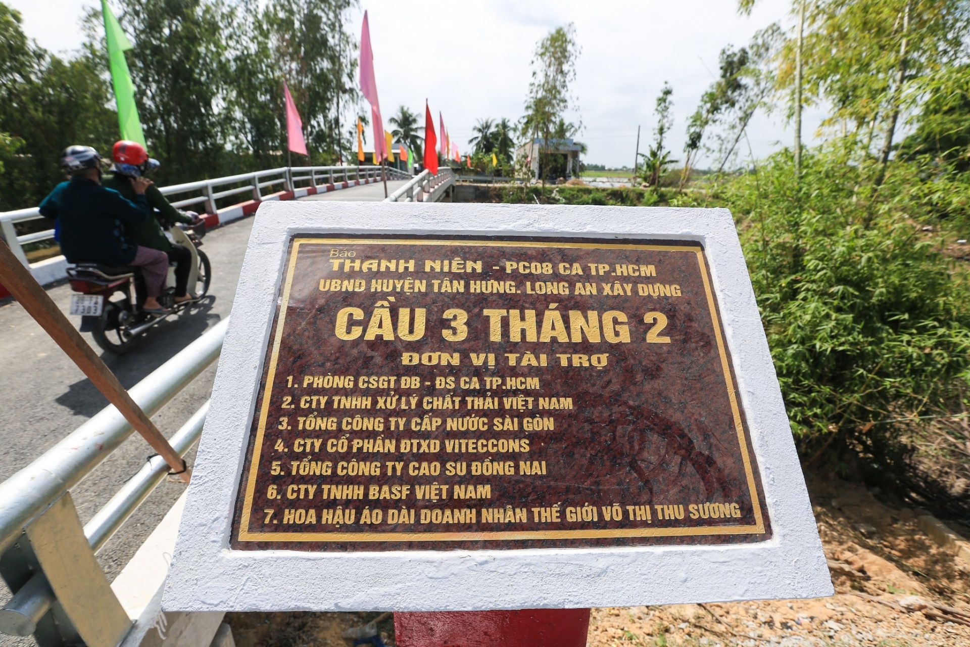 Bên kia cầu là căn nhà tình thương được chính các đơn vị tài trợ xây cầu hỗ trợ kinh phí xây dựng Bên kia cầu là căn nhà tình thương được chính các đơn vị tài trợ xây cầu hỗ trợ kinh phí xây dựng