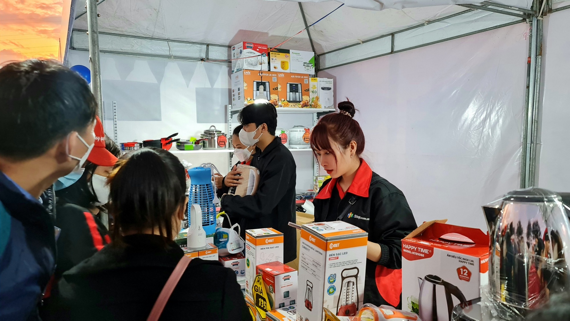 Hàng trăm mặt hàng được bán với giá ưu đãi (Ảnh: H.Đ) Hàng trăm mặt hàng được bán với giá ưu đãi (Ảnh: H.Đ)