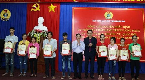 Đ/c Nguyễn Khắc Định - UVBCH Trung ương Đảng, UVBTV Quốc hội, Chủ nhiệm UB pháp luật Quốc hội thăm và tặng quà cho CNLĐ tỉnh Khánh Hòa nhân dịp Tết Nguyên đán Kỷ Hợi năm 2019 Đ/c Nguyễn Khắc Định - UVBCH Trung ương Đảng, UVBTV Quốc hội, Chủ nhiệm UB pháp luật Quốc hội thăm và tặng quà cho CNLĐ tỉnh Khánh Hòa nhân dịp Tết Nguyên đán Kỷ Hợi năm 2019
