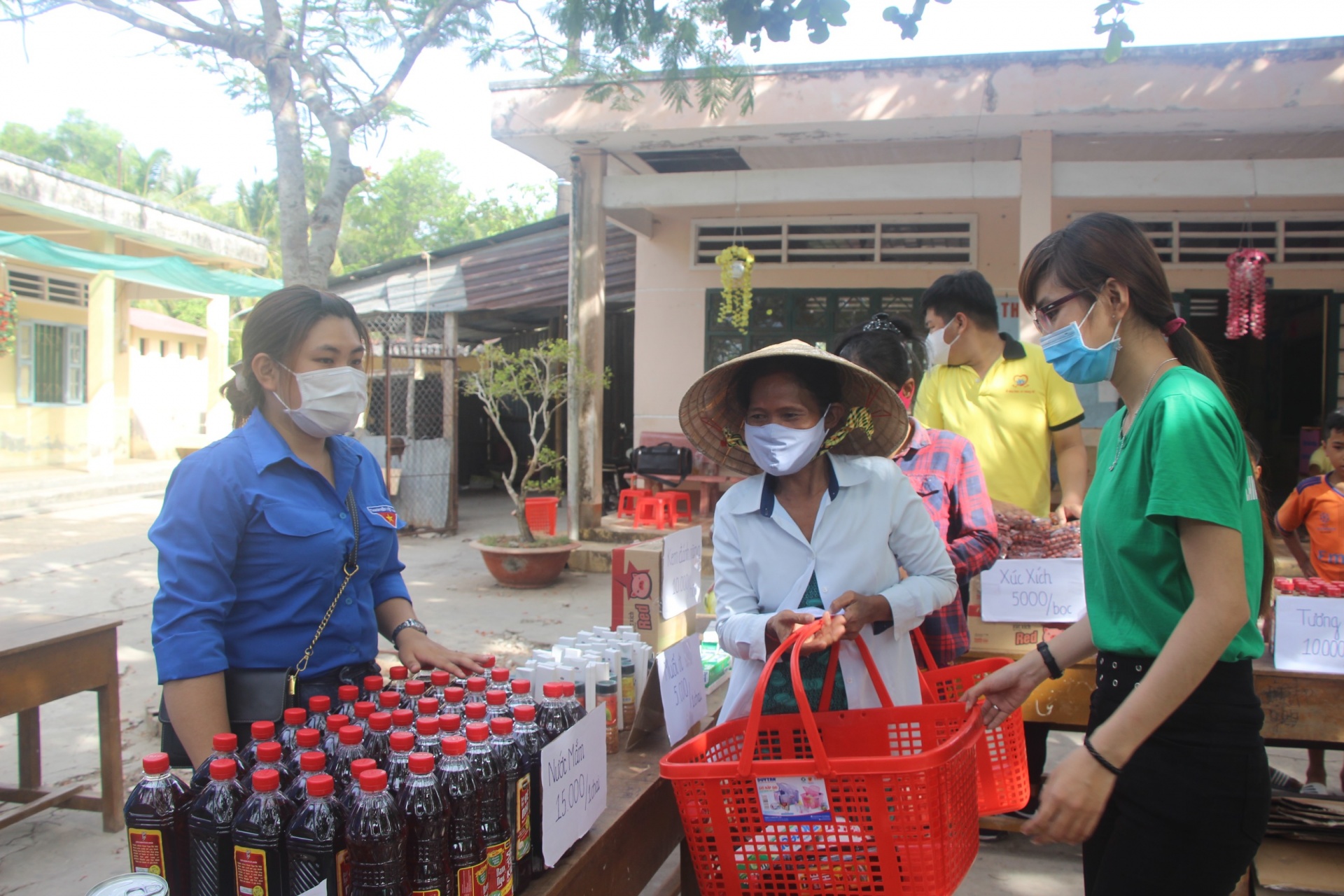 Mang hương xuân đến đoàn viên, người lao động Chợ Tết Công đoàn: Mang hương xuân đến đoàn viên, người lao động