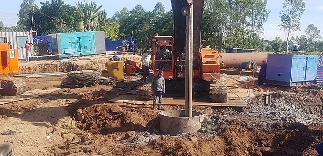 Vụ bé 10 tuổi rơi ống sâu 35m: Dự kiến chiều nay sẽ hoàn thành Vụ bé 10 tuổi rơi ống sâu 35m: Dự kiến chiều nay sẽ hoàn thành