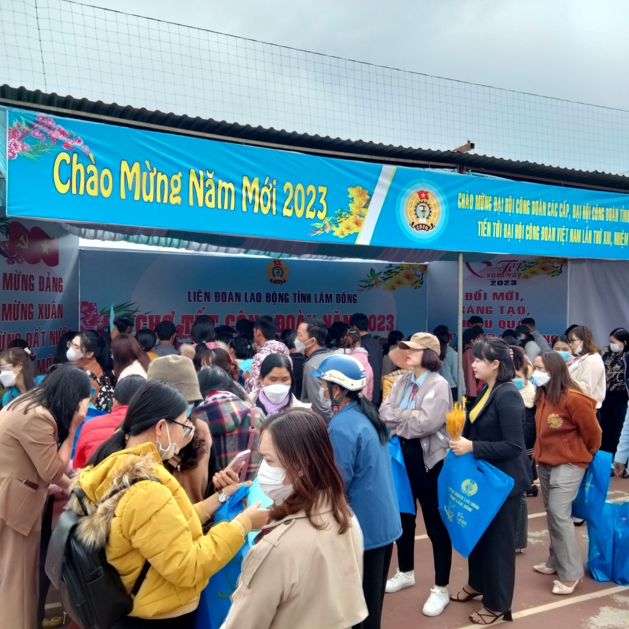 “Chợ tết Công đoàn năm 2023” ở Lâm Đồng sôi nổi và ấm tình đoàn viên “Chợ tết Công đoàn năm 2023” ở Lâm Đồng sôi nổi và ấm tình đoàn viên
