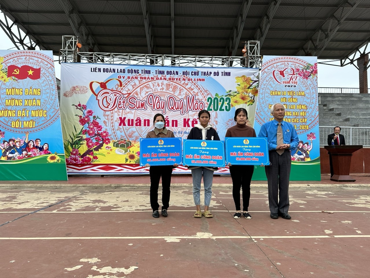 “Chợ tết Công đoàn năm 2023” ở Lâm Đồng sôi nổi và ấm tình đoàn viên “Chợ tết Công đoàn năm 2023” ở Lâm Đồng sôi nổi và ấm tình đoàn viên