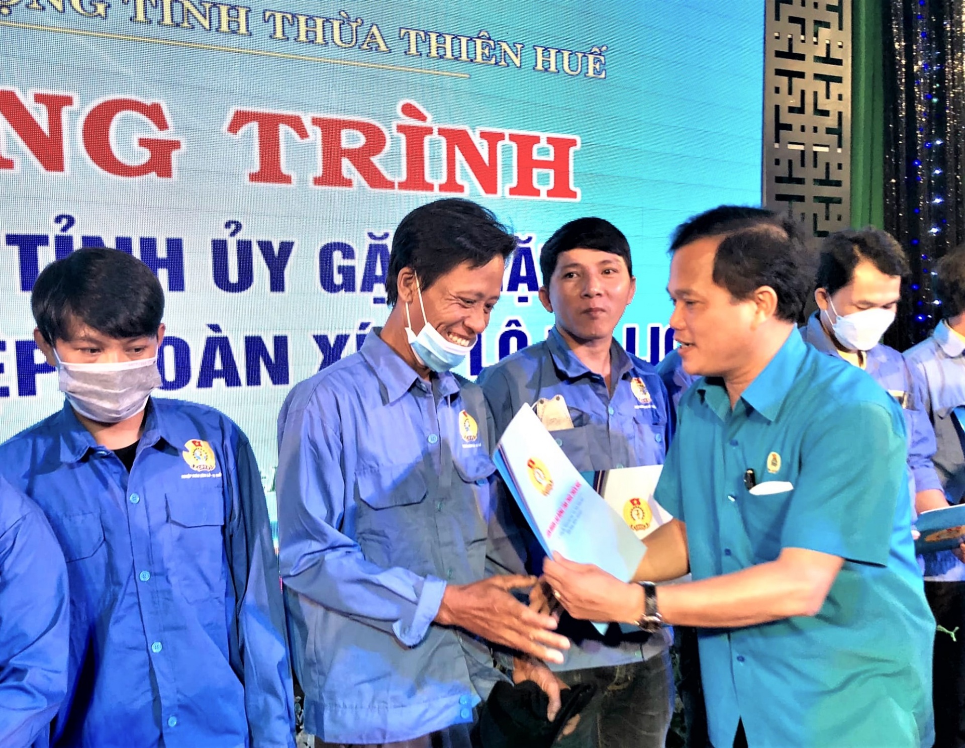 Công đoàn Thừa Thiên Huế: Gần 22 tỉ đồng hỗ trợ đoàn viên, NLĐ khó khăn trong năm 2022