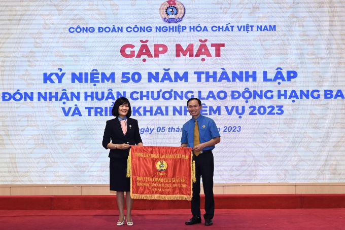 Công đoàn Hóa chất Việt Nam đón nhận Huân chương Lao động hạng Ba