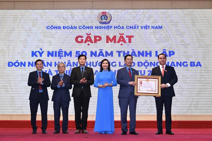 Công đoàn Hóa chất Việt Nam đón nhận Huân chương Lao động hạng Ba