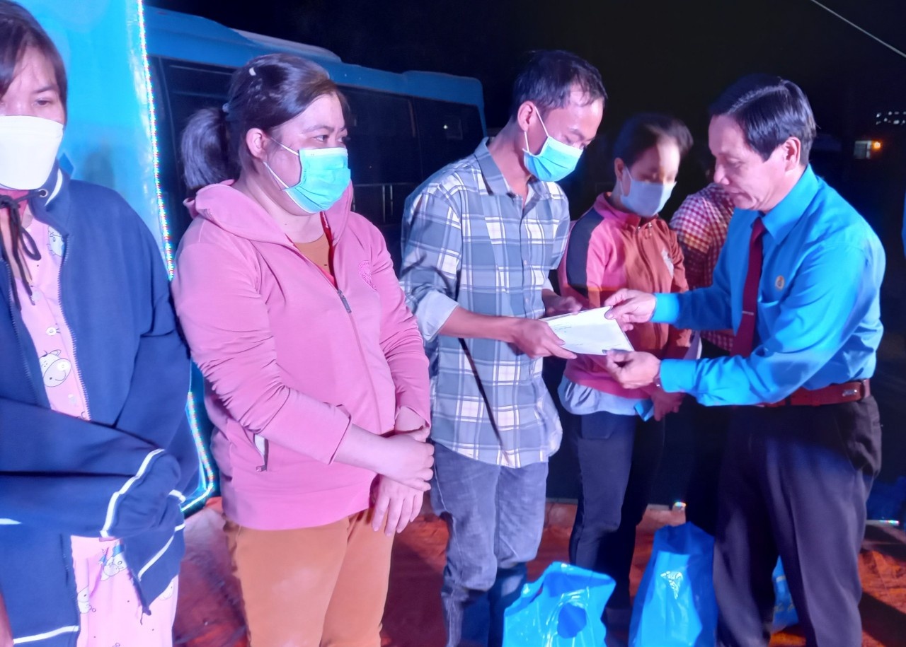 LĐLĐ Tiền Giang: Hàng nghìn đoàn viên, NLĐ hạnh phúc đón “Tết sum vầy” 2023 LĐLĐ Tiền Giang: Hàng nghìn đoàn viên, NLĐ hạnh phúc đón “Tết sum vầy” 2023