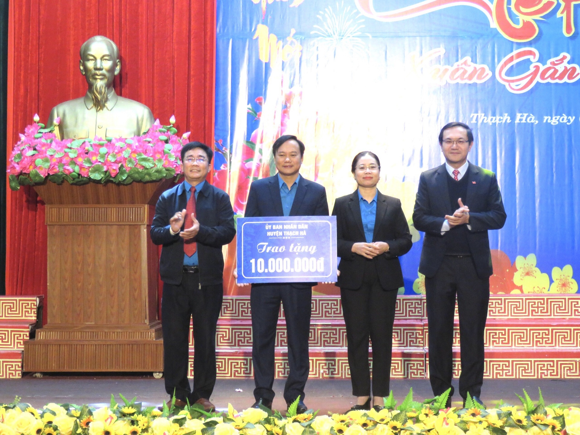 Trao 233 suất quà cho đoàn viên tại Chương trình “Tết sum vầy - Xuân gắn kết” năm 2023